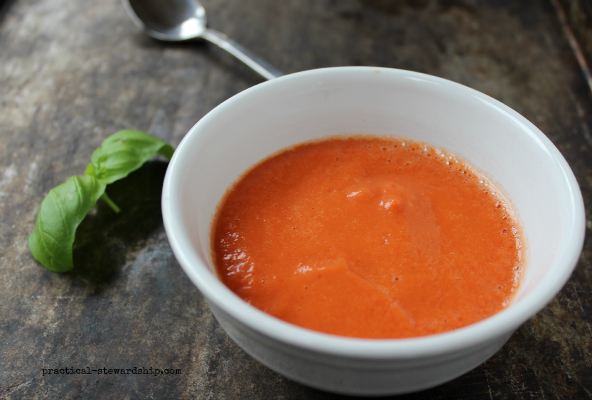 Supporta la zuppa vegana di pomodoro e basilico