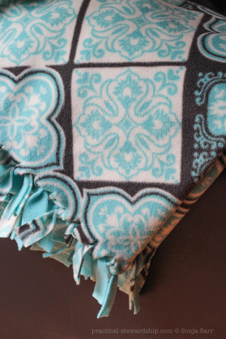 DIY No-Sew Fleece Blanket