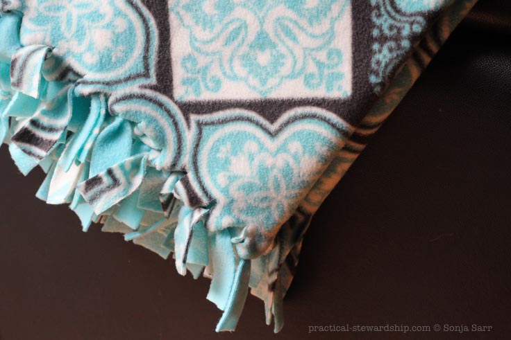 DIY No-Sew Fleece Blanket